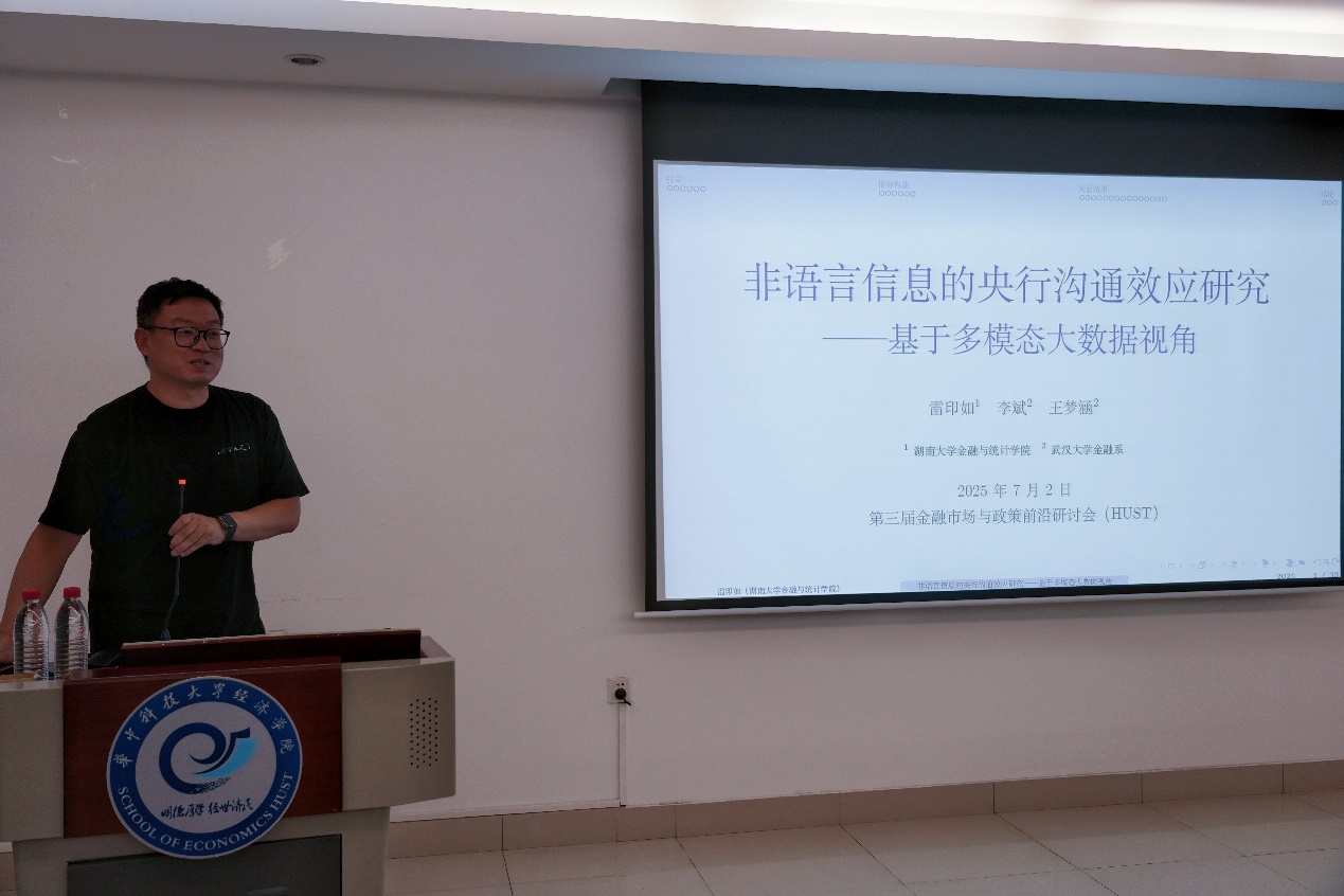建筑上挂着男人的照片上写着字AI 生成的内容可能不正确。
